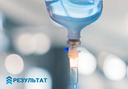 Детоксикация посредством капельницы Капельница на размытом фоне